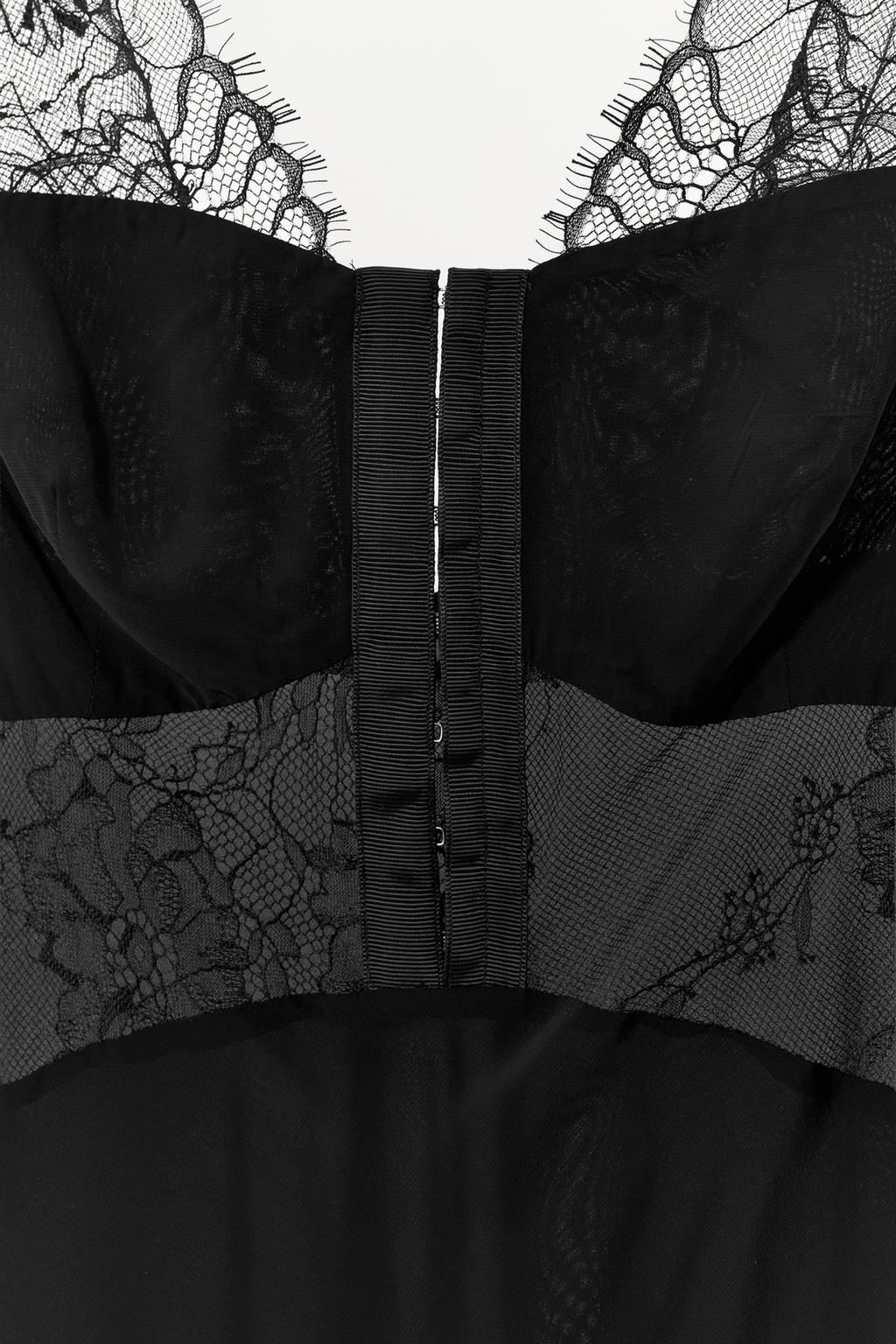 АТЛАСНОЕ ПЛАТЬЕ С АСИММЕТРИЧНЫМ КРУЖЕВОМ