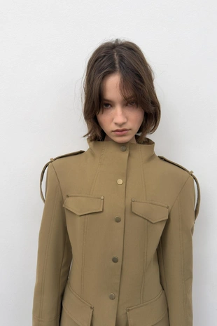 Приталенный блейзер с хлястиками- Заказать в России