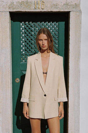 Блейзер из льна с подвернутыми рукавами