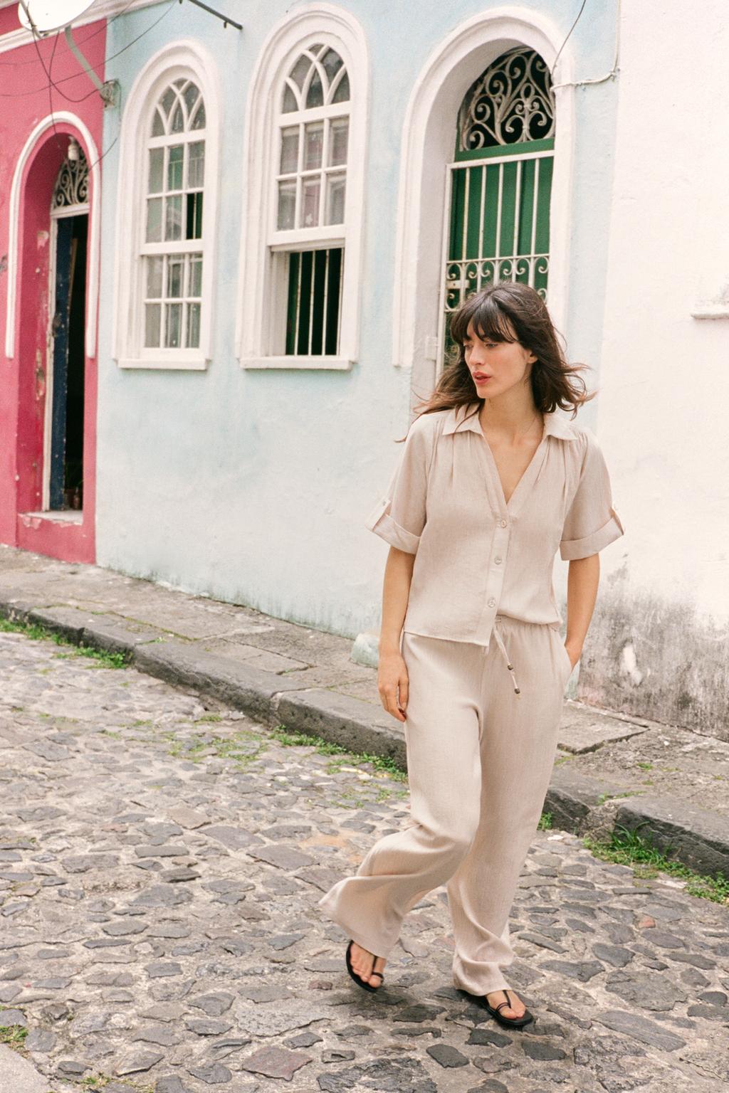 БРЮКИ ПРЯМОГО КРОЯ ИЗ СТРУЯЩЕЙСЯ ТКАНИ