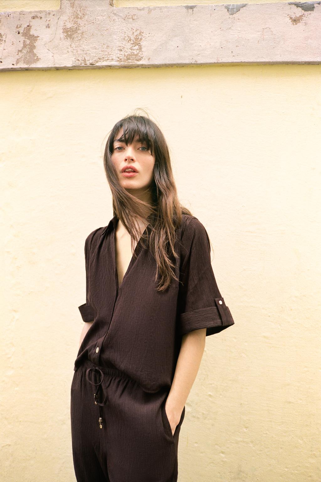 РУБАШКА СТРУЯЩЕГОСЯ КРОЯ С КОРОТКИМ РУКАВОМ