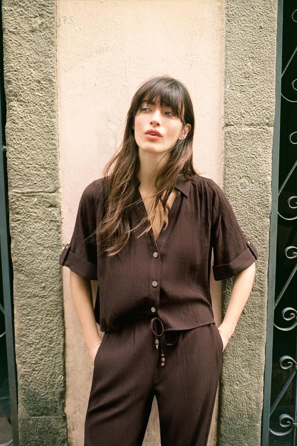 РУБАШКА СТРУЯЩЕГОСЯ КРОЯ С КОРОТКИМ РУКАВОМ