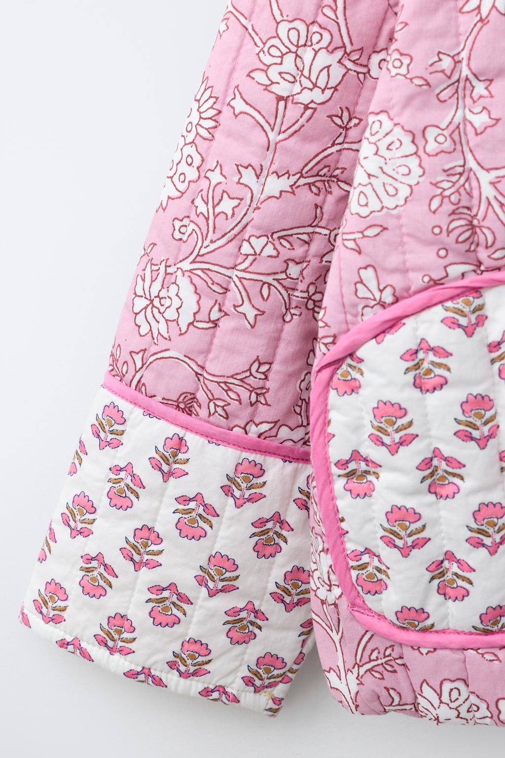 СТЕГАНАЯ КУРТКА С ЦВЕТОЧНЫМ ПЭЧВОРКОМ