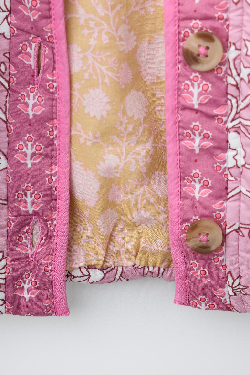 СТЕГАНАЯ КУРТКА С ЦВЕТОЧНЫМ ПЭЧВОРКОМ