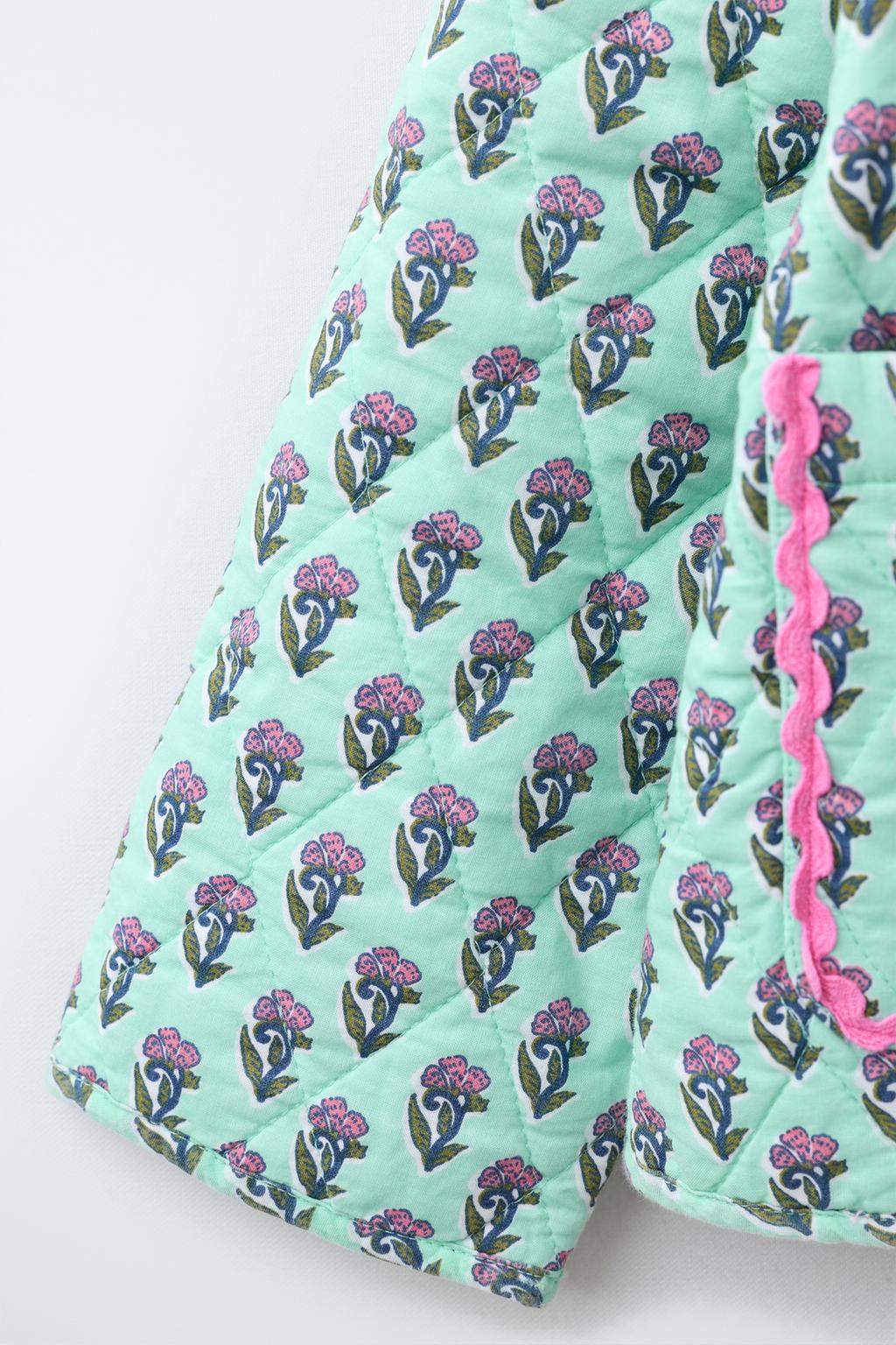 СТЕГАНЫЙ ЖАКЕТ С ЦВЕТАМИ И БАНТАМИ