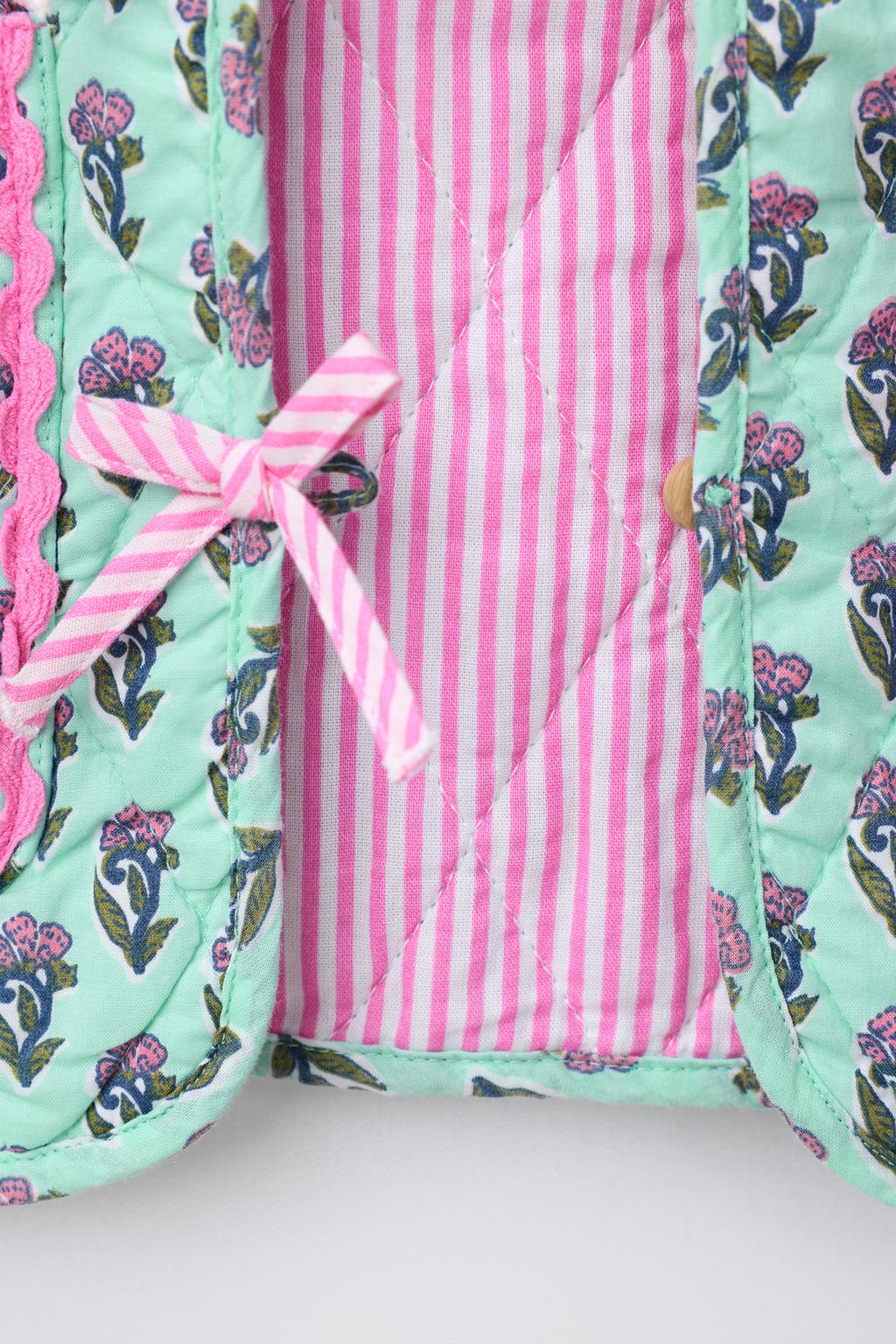 СТЕГАНЫЙ ЖАКЕТ С ЦВЕТАМИ И БАНТАМИ