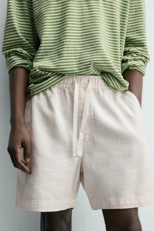 Шорты классического кроя из рельефной ткани- Заказать в России