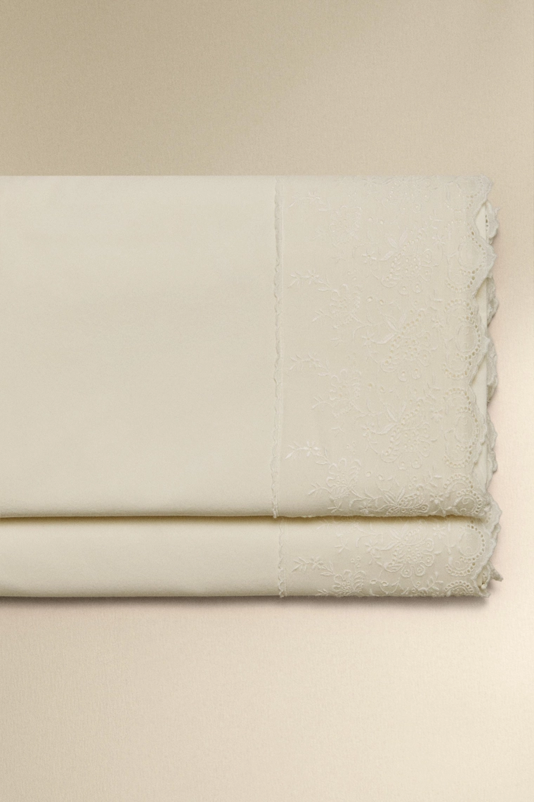 Вышитый простынной перкаля (200 нитей на дюйм)