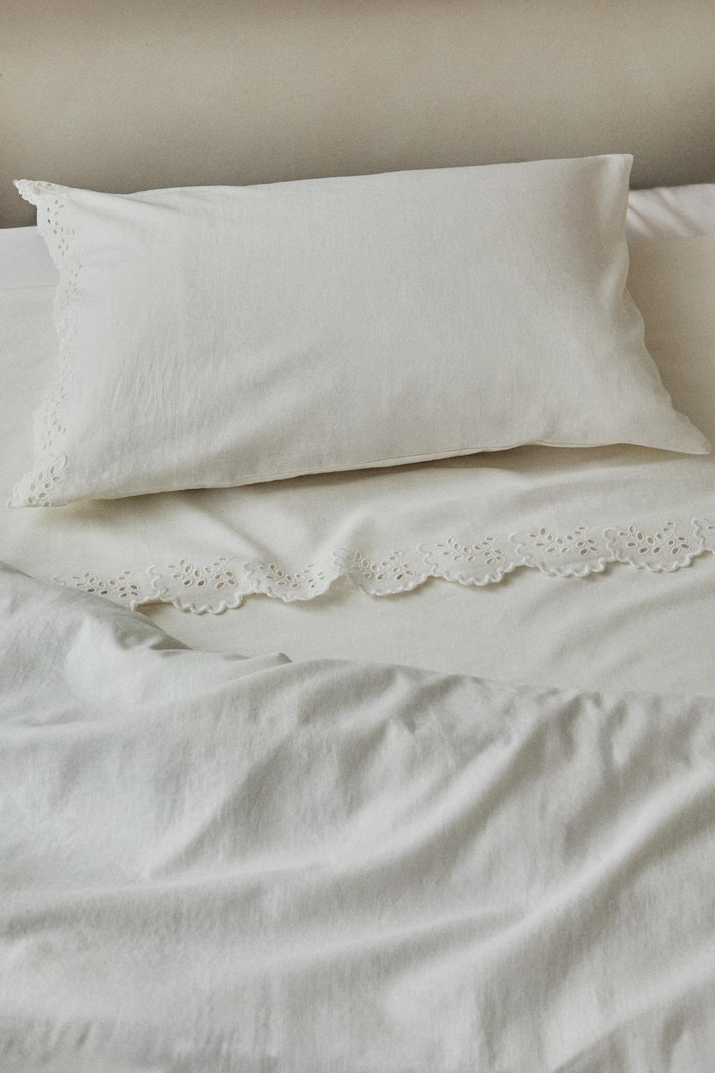 Простыня с вышивкой и обрамлением