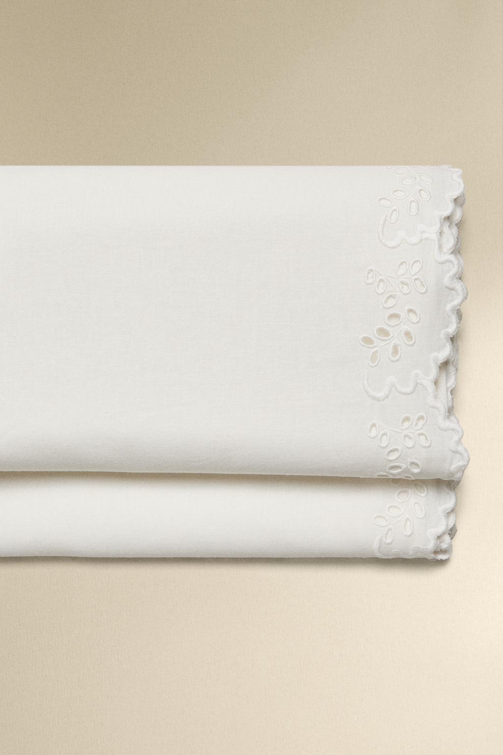 Простыня с вышивкой и обрамлением