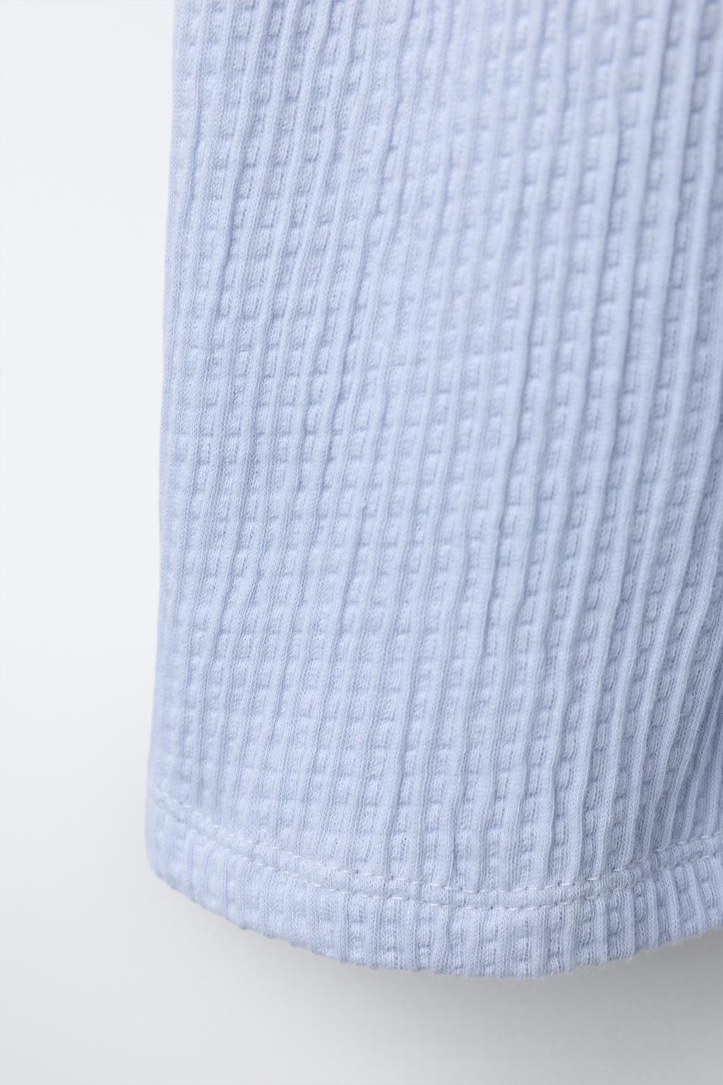 КОМБИНИРОВАННОЕ ПЛАТЬЕ ИЗ РЕЛЬЕФНОЙ ТКАНИ