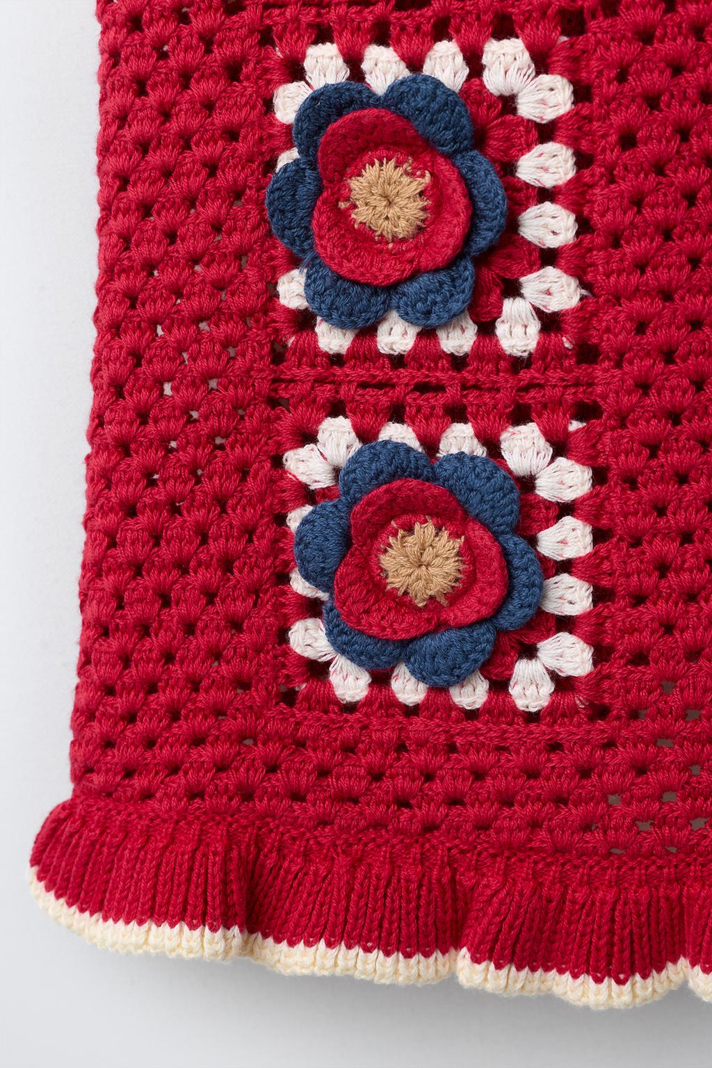 ВЯЗАНОЕ ПЛАТЬЕ С ЦВЕТОЧНЫМИ ДЕТАЛЯМИ КРОШЕ