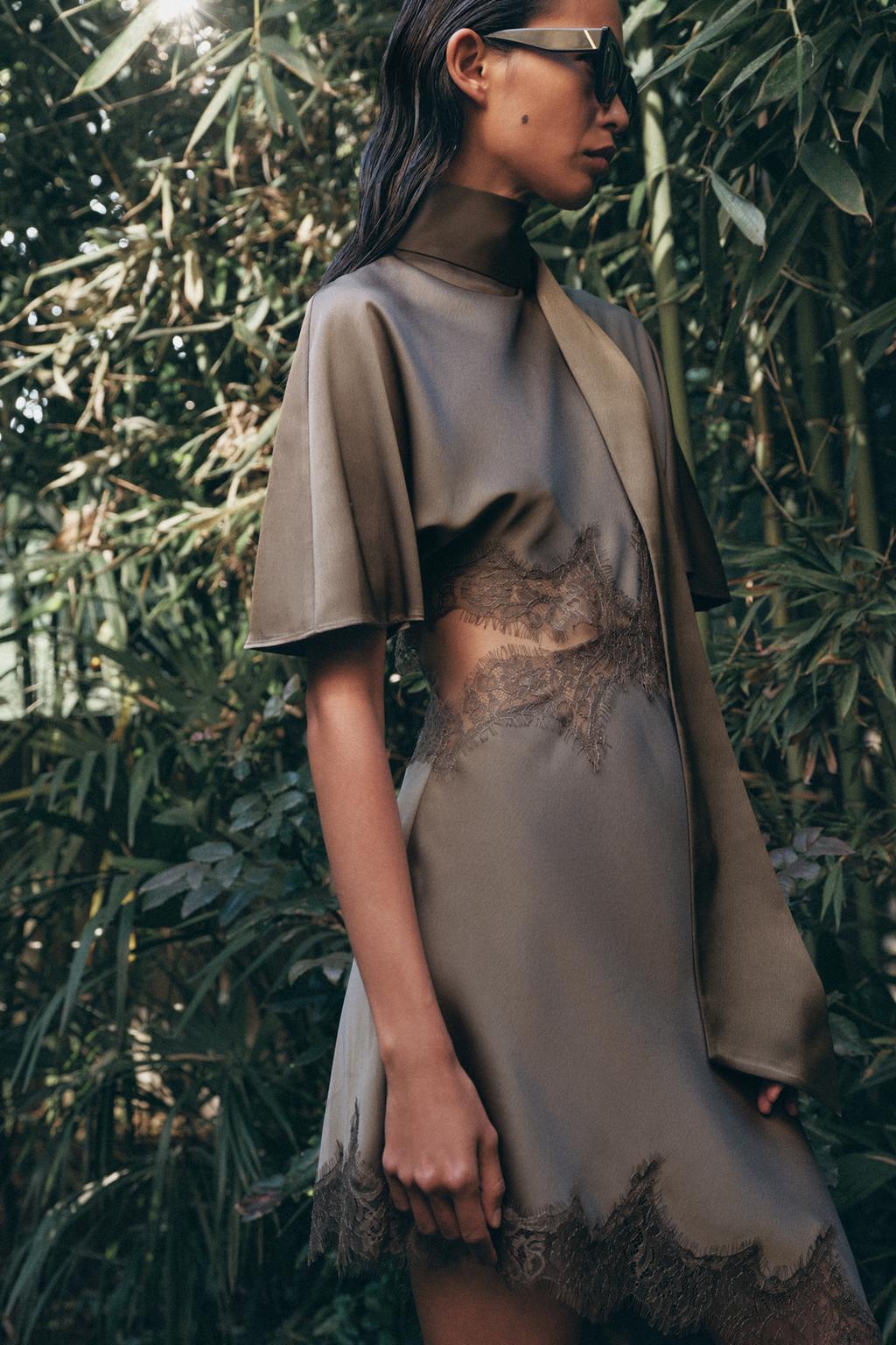 АТЛАСНОЕ ПЛАТЬЕ С КРУЖЕВОМ — коллекция Zara «ZW»