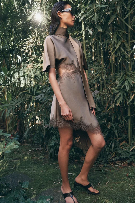 АТЛАСНОЕ ПЛАТЬЕ С КРУЖЕВОМ — коллекция Zara «ZW»