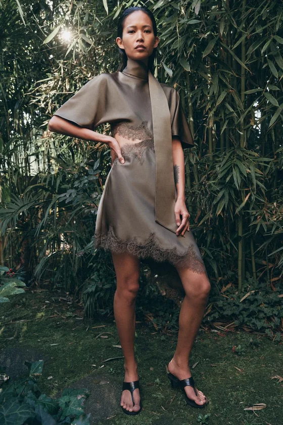 АТЛАСНОЕ ПЛАТЬЕ С КРУЖЕВОМ — коллекция Zara «ZW»
