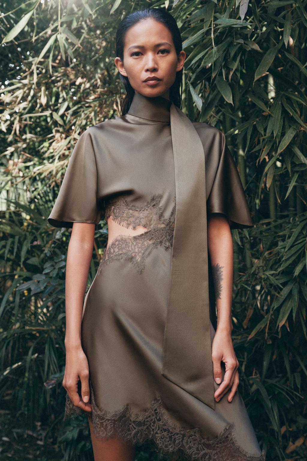 АТЛАСНОЕ ПЛАТЬЕ С КРУЖЕВОМ — коллекция Zara «ZW»