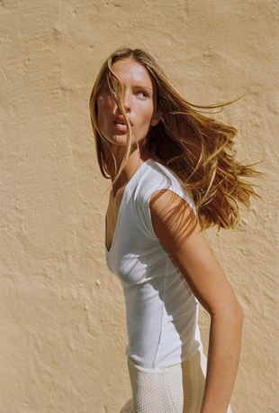 Футболка с V-образным вырезом