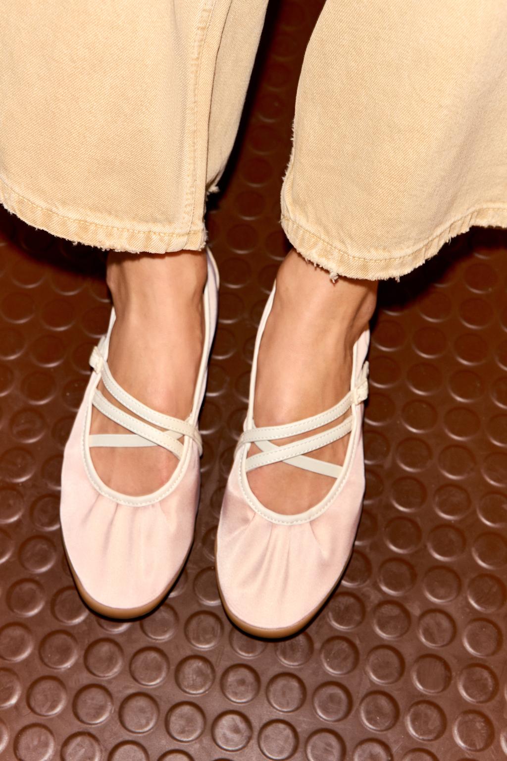 АТЛАСНЫЕ БАЛЕТКИ В СПОРТИВНОМ СТИЛЕ