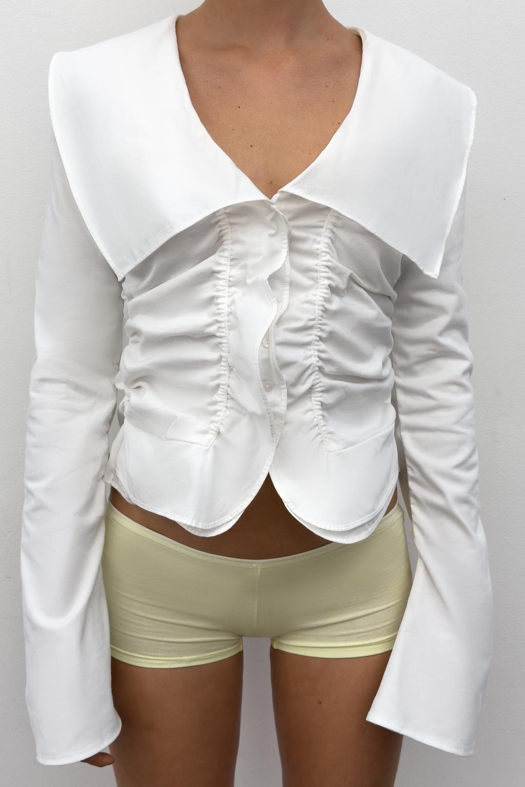 РУБАШКА С ВОЛАНАМИ И КОНТРАСТНЫМИ ЭЛЕМЕНТАМИ