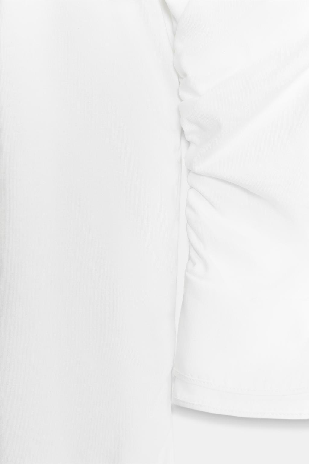 РУБАШКА С ВОЛАНАМИ И КОНТРАСТНЫМИ ЭЛЕМЕНТАМИ