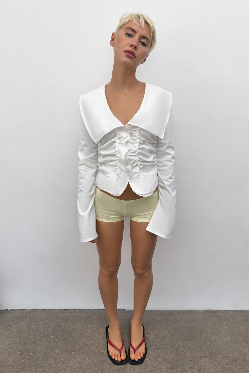 РУБАШКА С ВОЛАНАМИ И КОНТРАСТНЫМИ ЭЛЕМЕНТАМИ