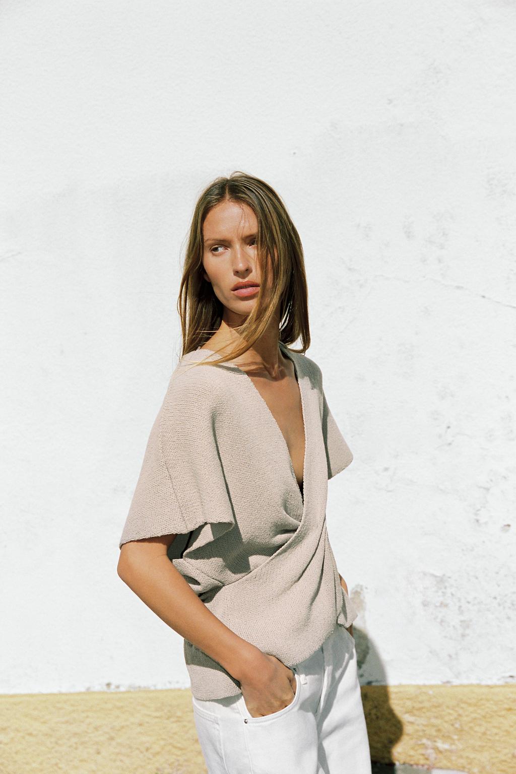 ТРИКОТАЖНЫЙ ТОП С УЗЛОМ