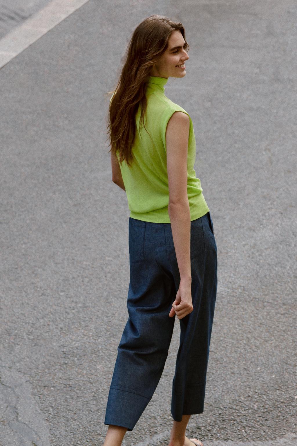 СВОБОДНЫЙ ТРИКОТАЖНЫЙ ТОП С ВОРОТНИКОМ-СТОЙКОЙ