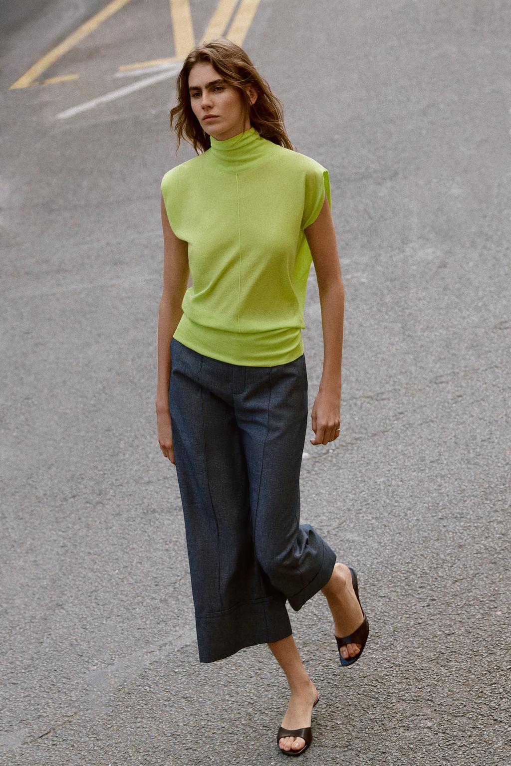 СВОБОДНЫЙ ТРИКОТАЖНЫЙ ТОП С ВОРОТНИКОМ-СТОЙКОЙ