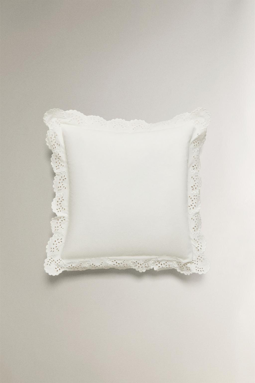 Подушка с вышивкой и отделкой