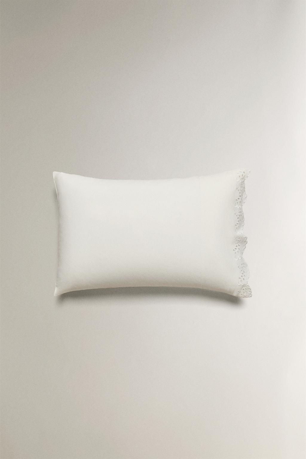 Подушка с вышивкой и отделкой