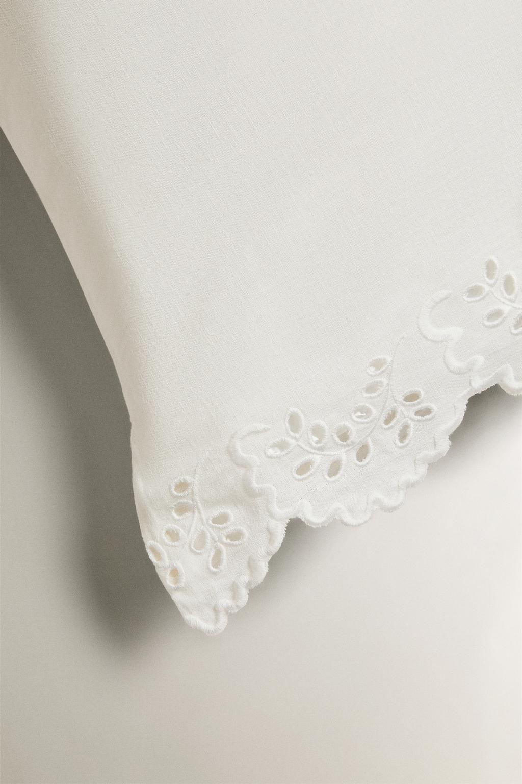 Подушка с вышивкой и отделкой