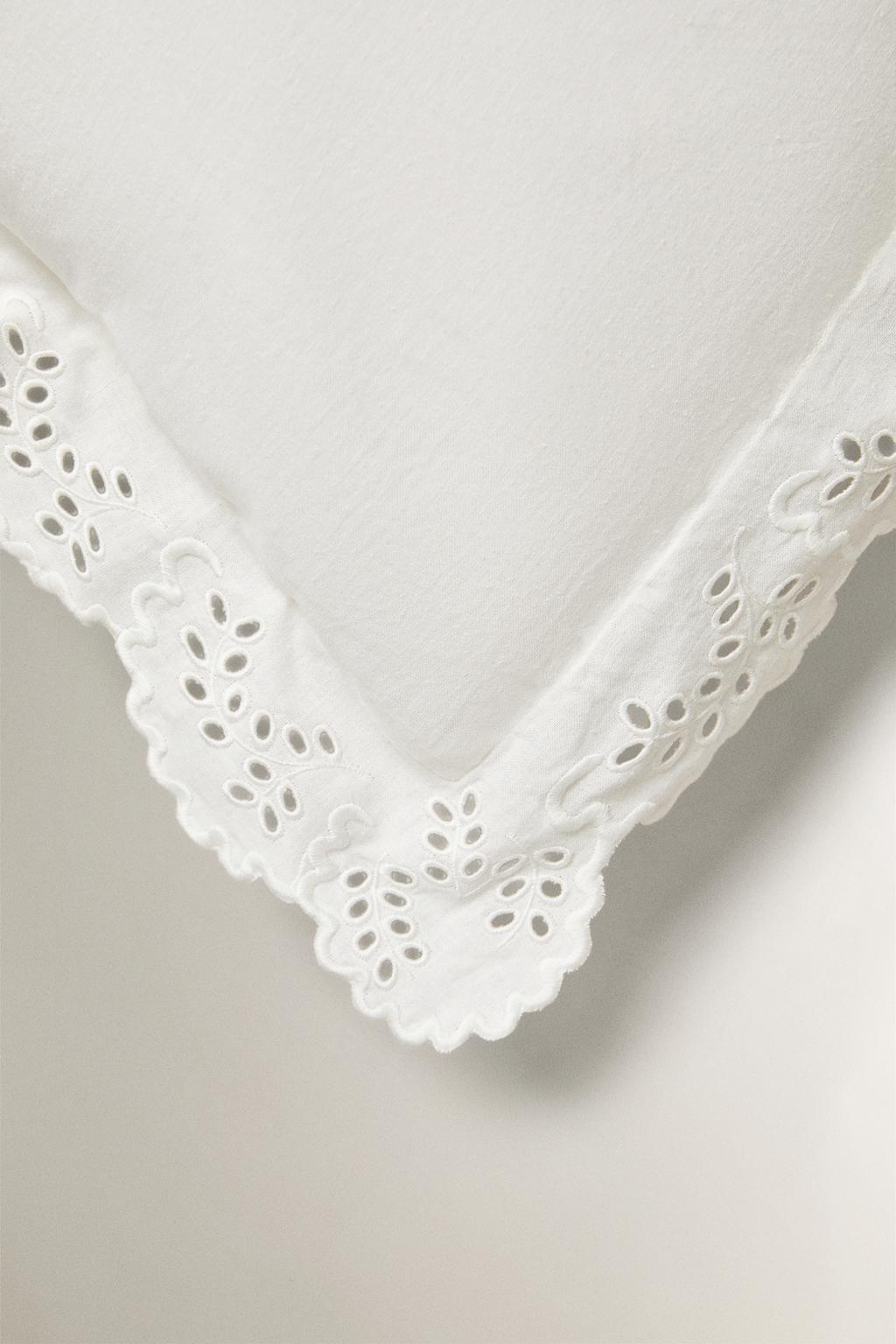 Подушка с вышивкой и отделкой