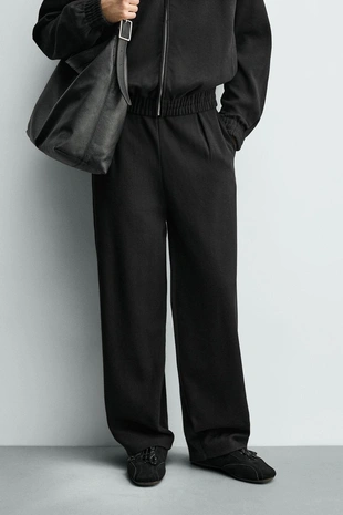 Брюки-джоггеры свободного кроя со складками
