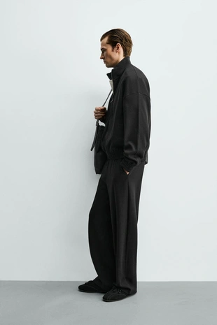 Брюки-джоггеры свободного кроя со складками