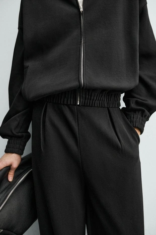 Брюки-джоггеры свободного кроя со складками- Заказать в России