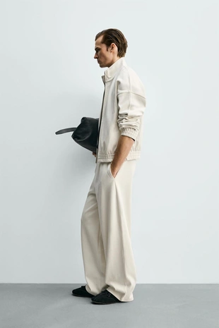 Брюки-джоггеры свободного кроя со складками