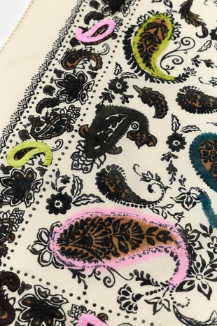 Платок с вышивкой и отделочными швами- Заказать в России