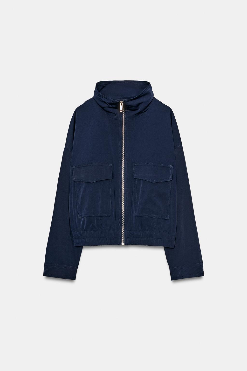 КУРТКА С ВОРОТНИКОМ-СТОЙКОЙ И КЛАПАНАМИ