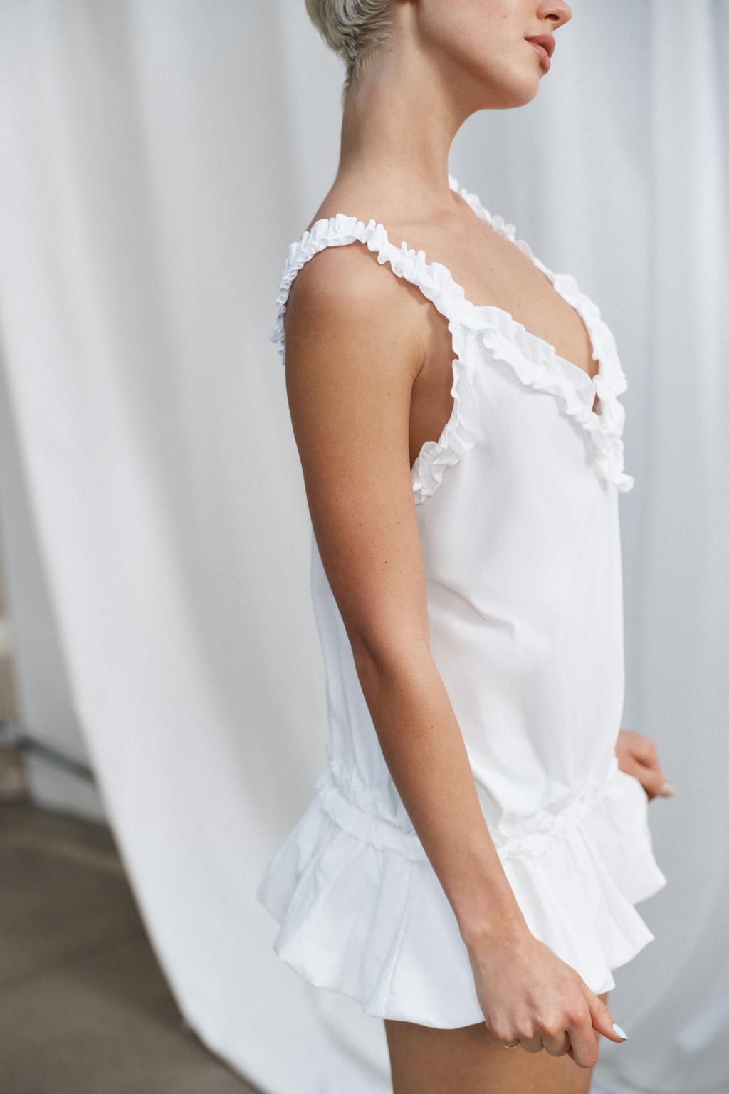 ТОП С V-ОБРАЗНЫМ ВЫРЕЗОМ И ВОЛАНАМИ