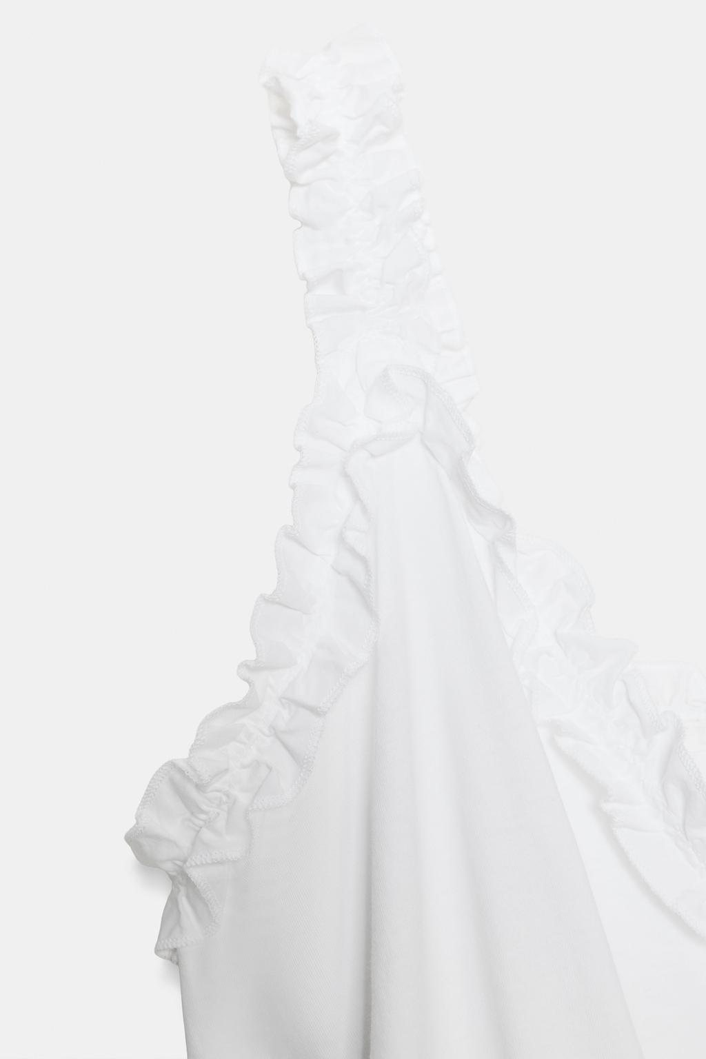 ТОП С V-ОБРАЗНЫМ ВЫРЕЗОМ И ВОЛАНАМИ