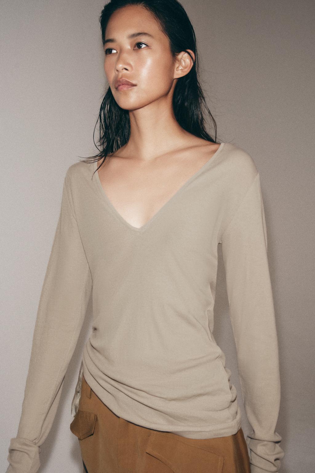 ФУТБОЛКА С V-ОБРАЗНЫМ ВЫРЕЗОМ И ЗАВЯЗКАМИ