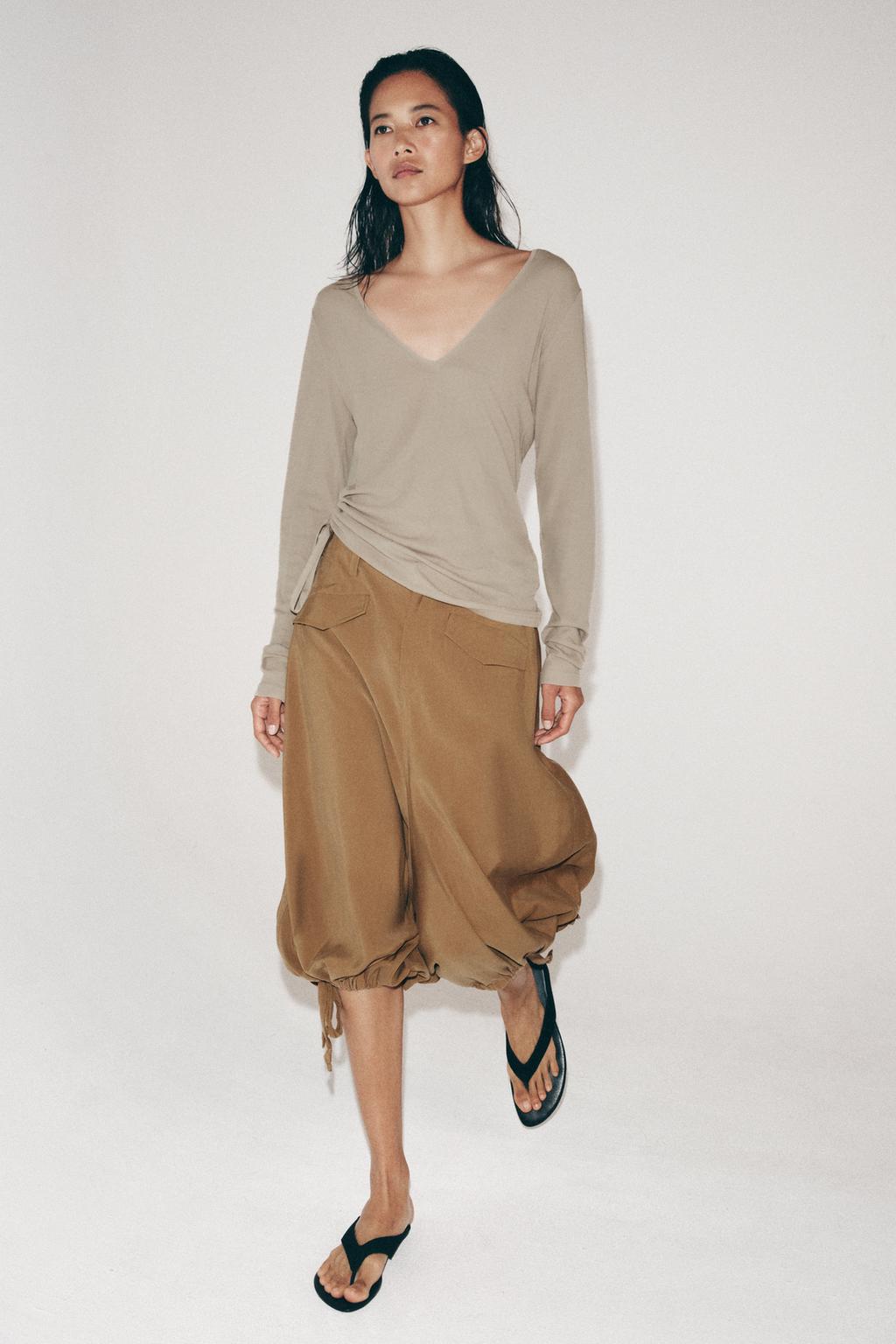 ФУТБОЛКА С V-ОБРАЗНЫМ ВЫРЕЗОМ И ЗАВЯЗКАМИ