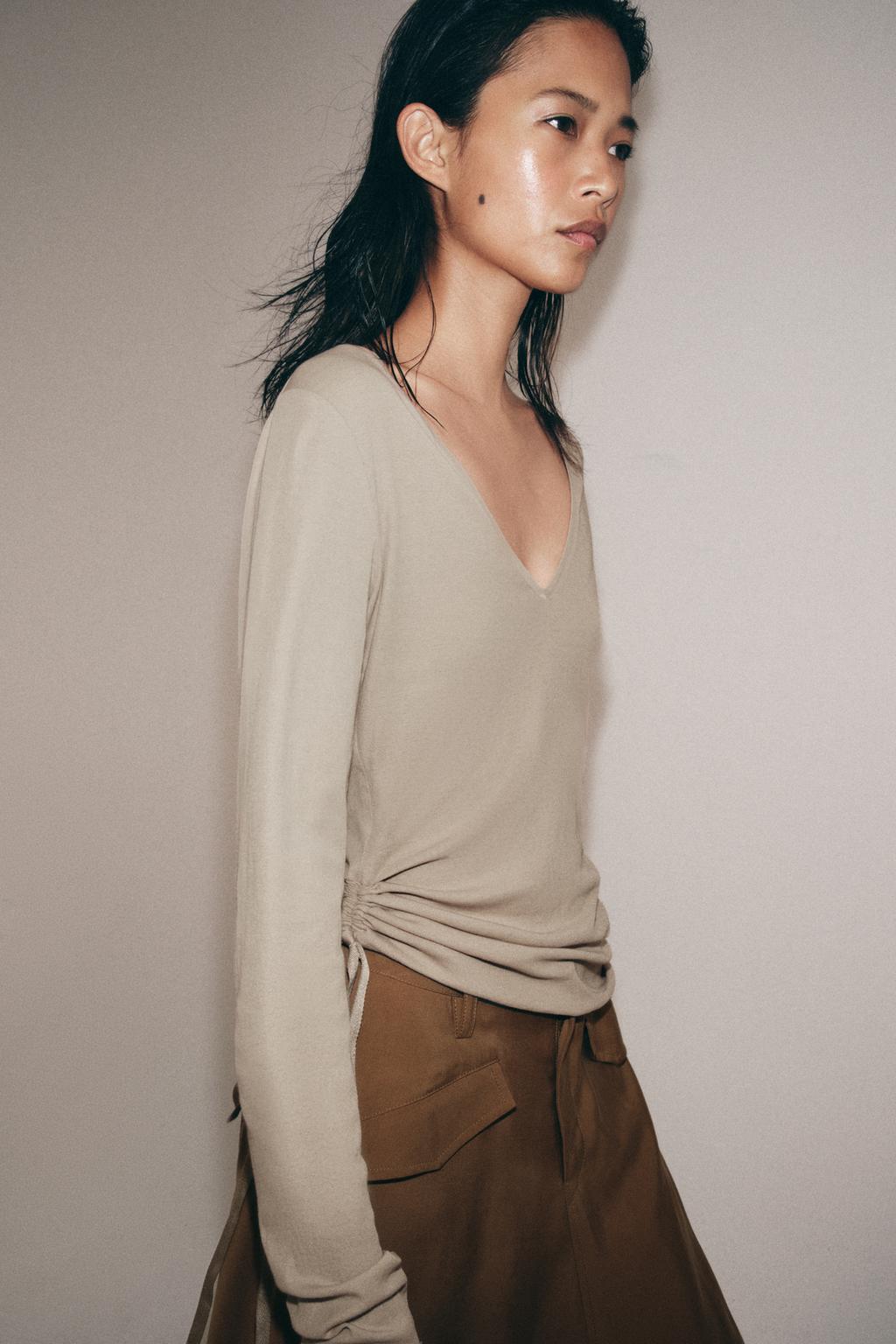 ФУТБОЛКА С V-ОБРАЗНЫМ ВЫРЕЗОМ И ЗАВЯЗКАМИ