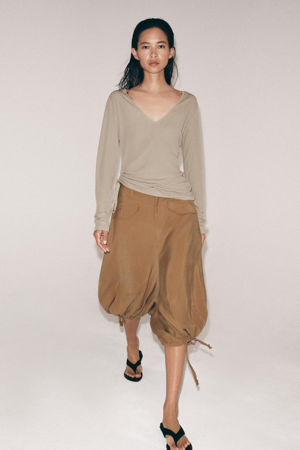 ФУТБОЛКА С V-ОБРАЗНЫМ ВЫРЕЗОМ И ЗАВЯЗКАМИ