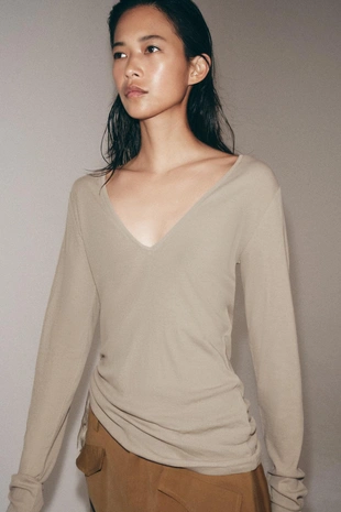 Футболка с V-образным вырезом и завязками- Заказать в России