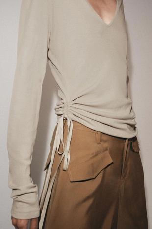 Футболка с V-образным вырезом и завязками- Заказать в России