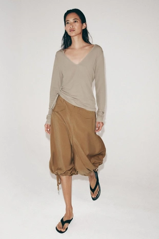 Футболка с V-образным вырезом и завязками- Заказать в России