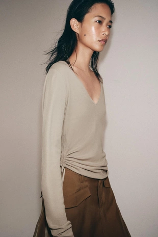 Футболка с V-образным вырезом и завязками- Заказать в России