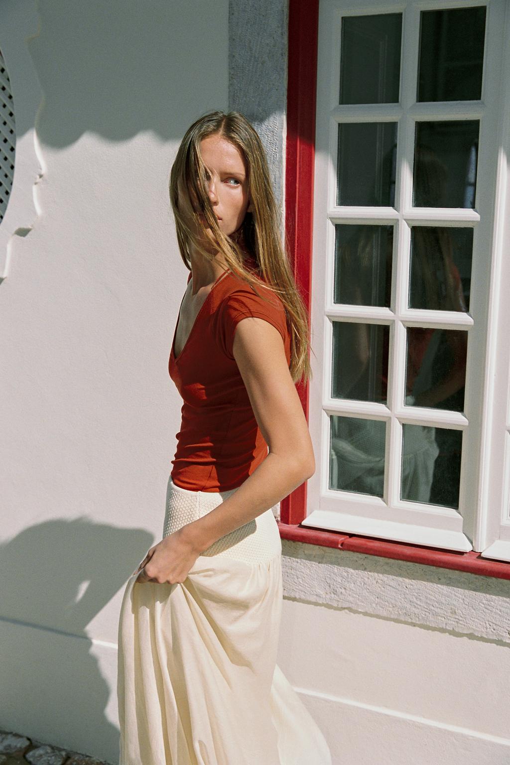 ФУТБОЛКА С V-ОБРАЗНЫМ ВЫРЕЗОМ