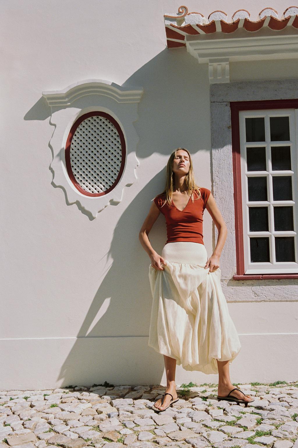 ФУТБОЛКА С V-ОБРАЗНЫМ ВЫРЕЗОМ